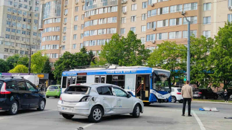 Accident matinal în Chișinău: Un troleibuz și un Opel s-au ciocnit