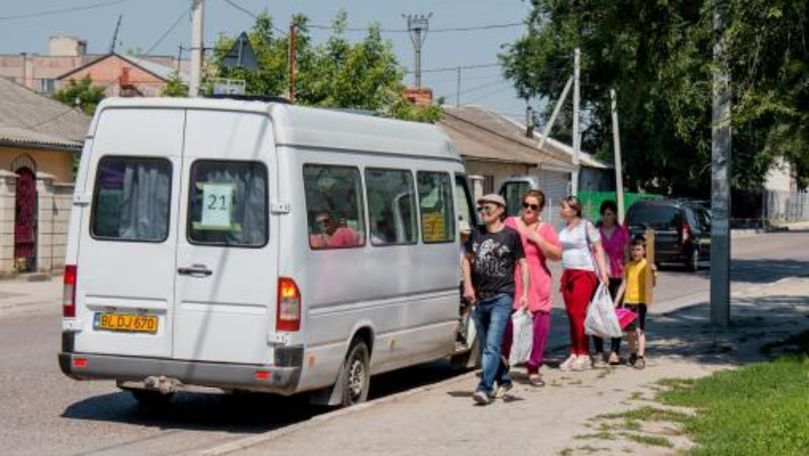 Într-un microbuz din Bălți, pasagerii ascultă recitaluri de poezii