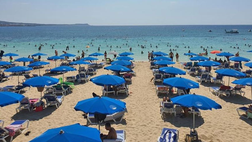 Греция запретила аренду лежаков и зонтов на сотнях пляжей.