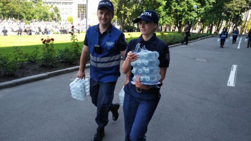 Poliția a împărțit apă manifestanţilor care protestează în PMAN