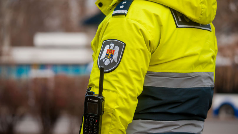Un șofer privat de dreptul de a conduce a încercat să calce un polițist