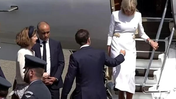 Emmanuel Macron, umilit de soţia sa în faţa cuplului regal