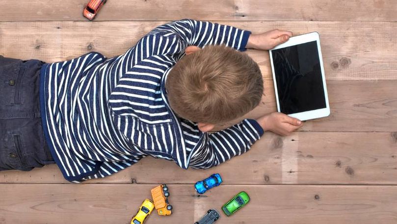 Experți: Copiii sub 3 ani nu trebuie expuși deloc ecranelor