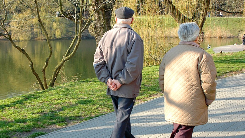 Запрет на прогулки людей старше 63 лет продлен до 30 июня.