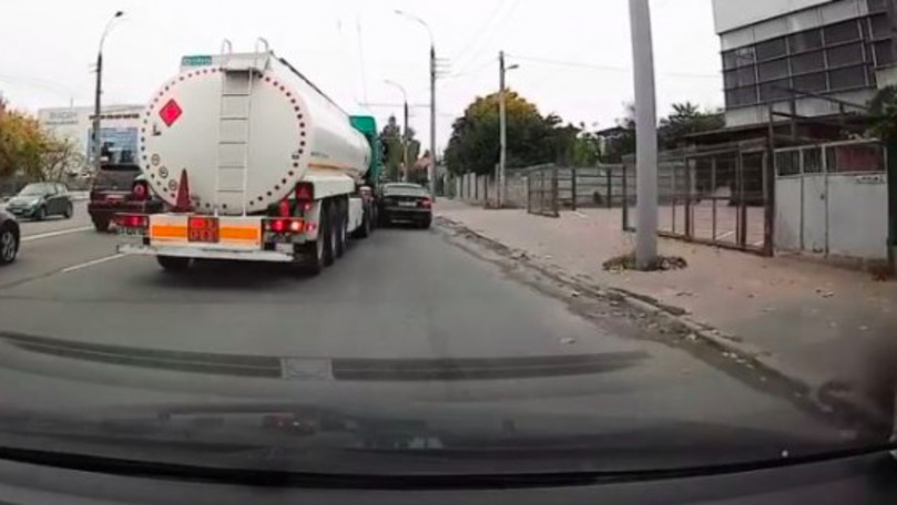 Autocisternă, filmată cum avariază o mașină pe o stradă din Chișinău