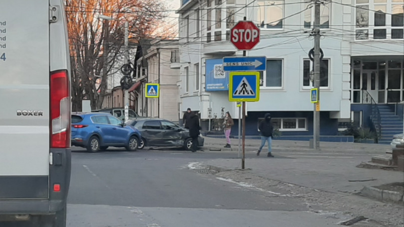 Accident matinal în centrul Chișinăului: Două mașini s-au ciocnit