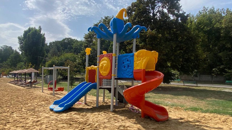 Mai multe spații de joacă, instalate în Parcul Valea Trandafirilor