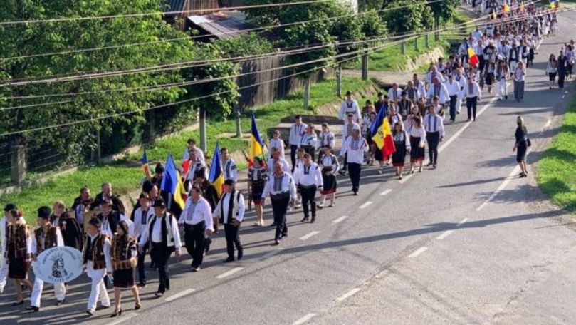 Coloană impresionantă de pelerini, surprinsă spre Putna