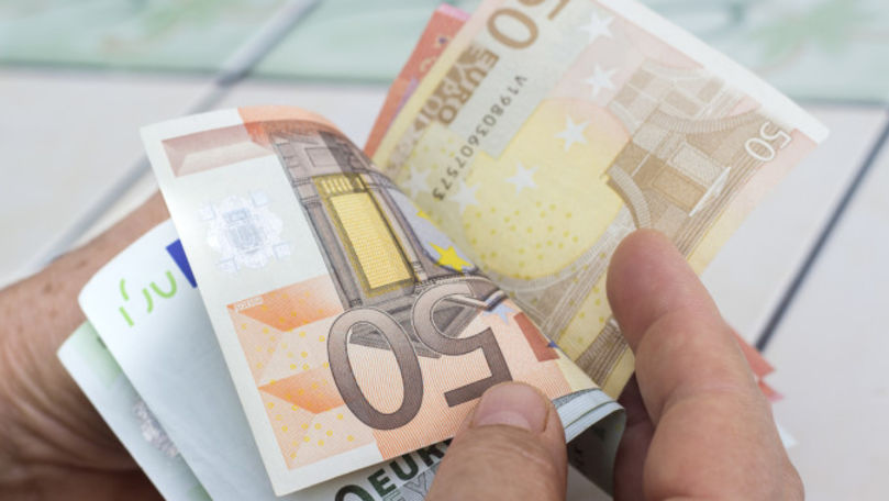 O tânără a furat 33.000 de mii de euro de la bunici. Cum i-a cheltuit