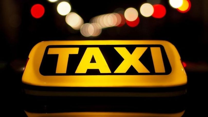 Taxi cu 10 pasageri la bord, surprins pe un drum din Moldova