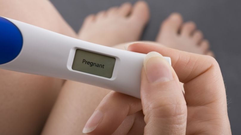 O bunică de 50 de ani a aflat că e gravidă cu 2 luni înainte să nască