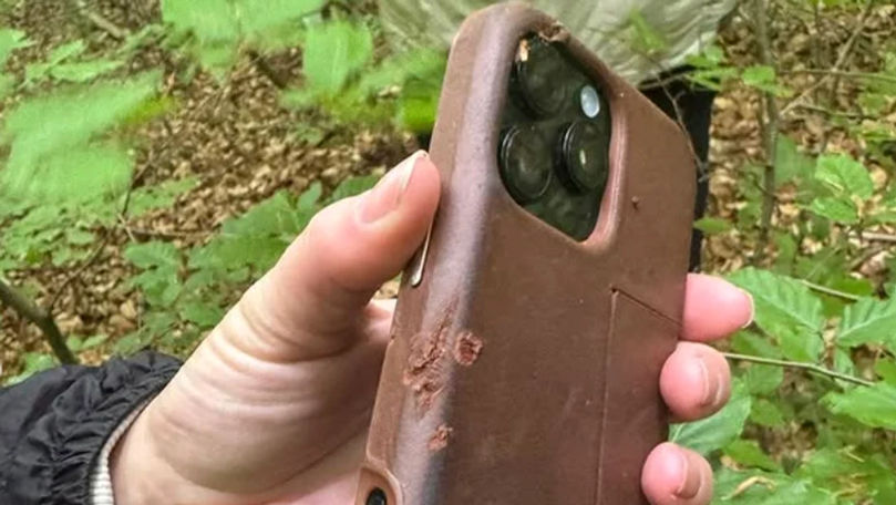 Un telefon care a fost scăpat din avion, de la 800 metri, merge perfect