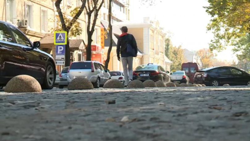 Parcările pe drumul de acces spre strada pietonală, interzise