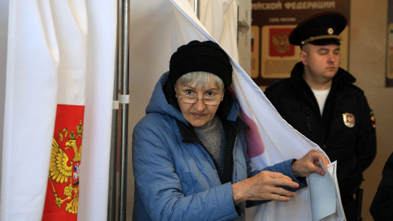 Rușii, ademeniți prin diferite metode pentru a-l vota pe Vladimir Putin