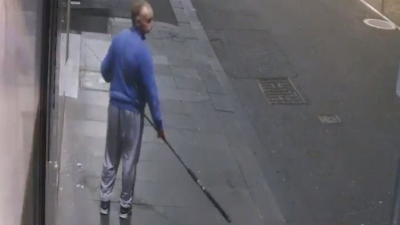 Un bărbat a furat un colier Versace din vitrina unui magazin cu o undiță