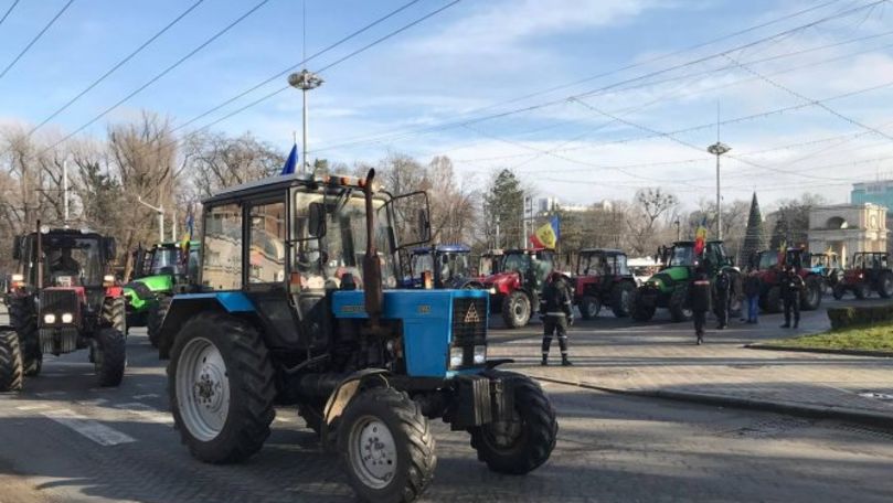 Аграрии освобождают центр столицы от тракторов.