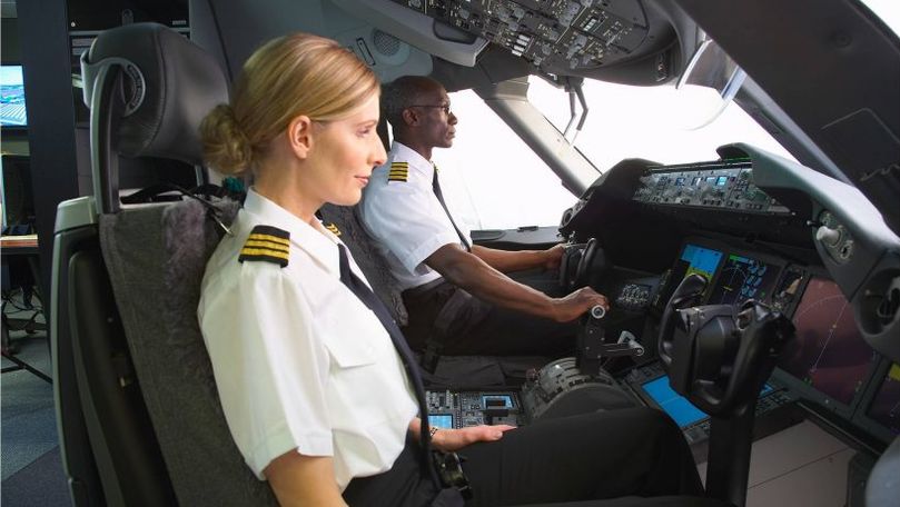 Două femei pilot dezvăluie cum se mențin permanent la înălțime