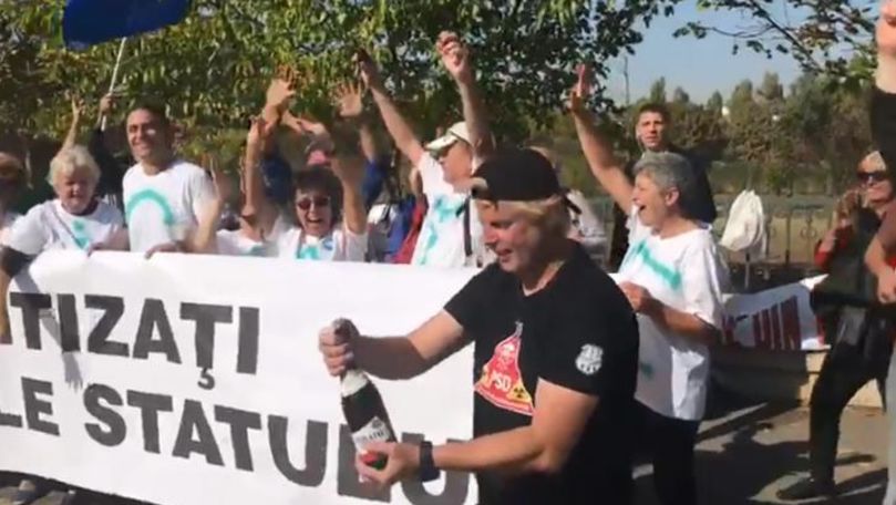 Protestatarii sărbătoresc cu șampanie căderea Guvernului Dăncilă