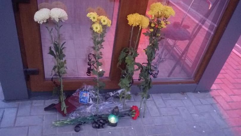 Doliu la Căușeni: Flori și lumânări în memoria celor morți în accident