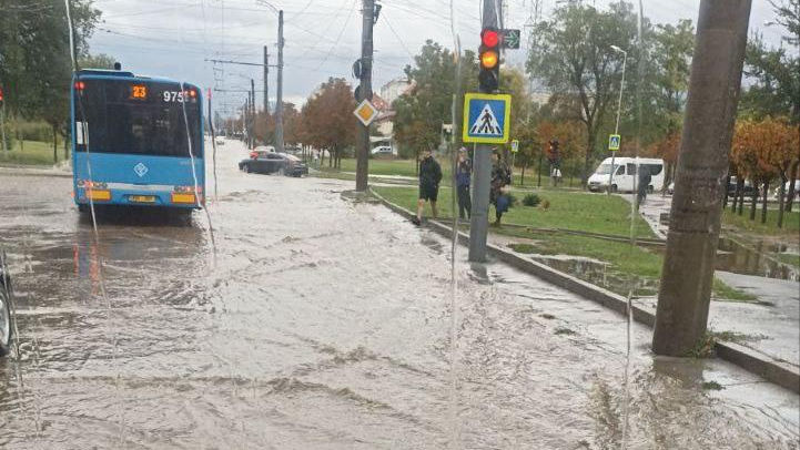 Ploi puternice în Chișinău: Crengi rupte și mai multe străzi, inundate