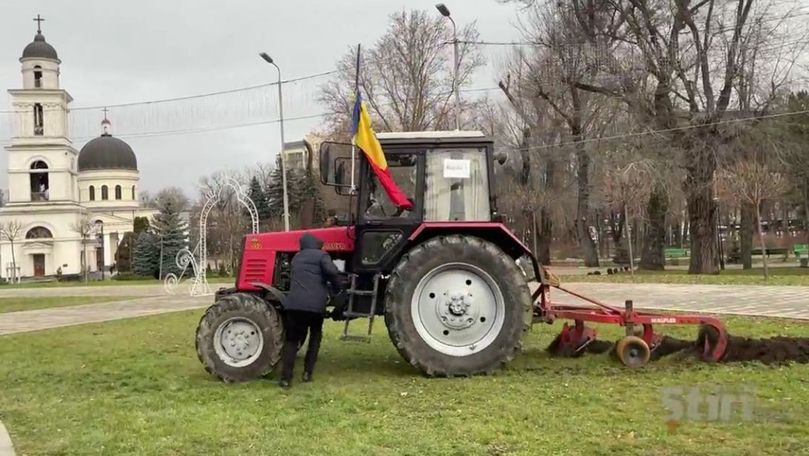 Фермер на тракторе сделал борозду на газоне возле Триумфальной арки.