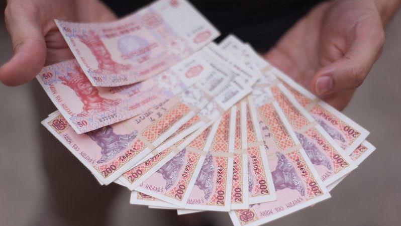 Credite în valută, dar eliberate în lei: Ce prevede legea în acest caz