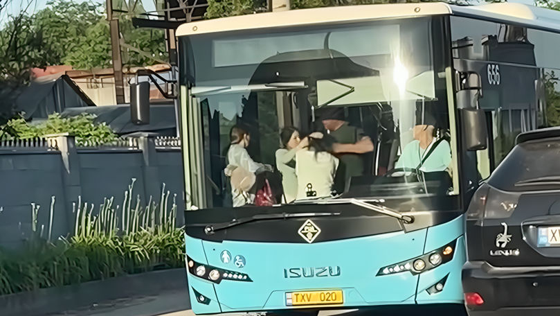 Bătaie la Durlești: O femeie, agresată în transportul public