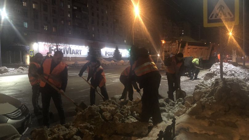 Codreanu a ajutat muncitorii la deszăpezirea unei străzi din Capitală