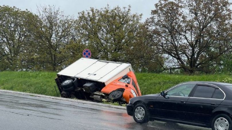 Accident la Peresecina: Furgonetă, răsturnată într-un șanț