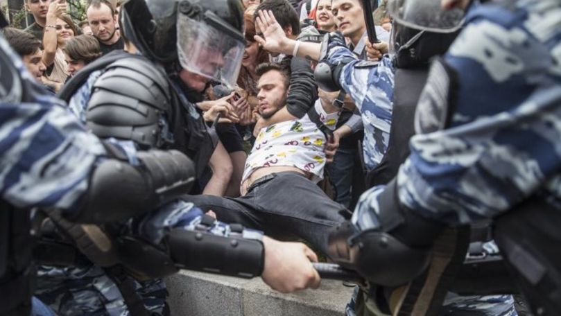 Manifestații neautorizate la Moscova. Zeci de persoane, arestate