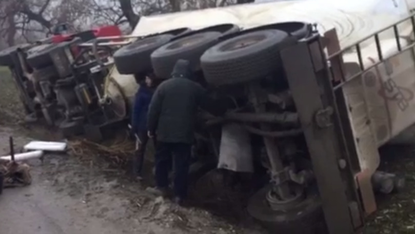 Accident la Stăuceni: O autocisternă s-a răsturnat și a ajuns în șanț