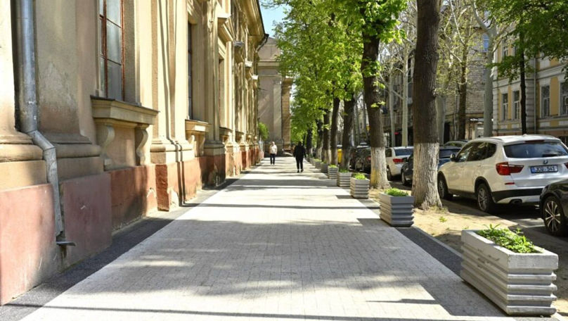 Lucrări de mântuială pe o stradă din Chișinău: Pavajul este scos cu mâna
