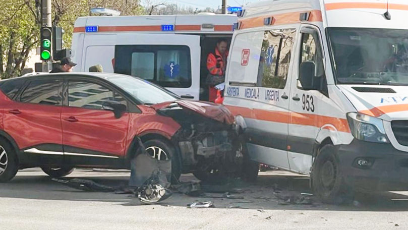 ДТП в центре Кишинёва: на дороге столкнулись скорая помощь и Renault.