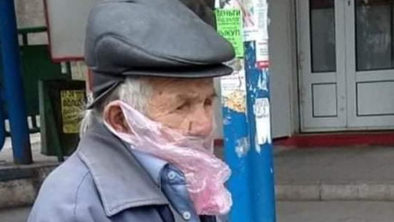 Sinewi Tactile sense gorgeous Imagini triste: Un bătrân poartă o pungă în loc de mască de protecție -  Stiri.md