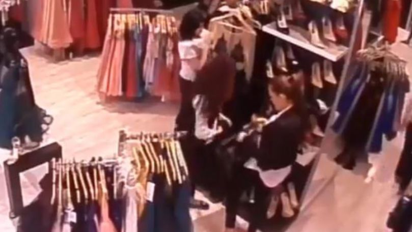 A fost filmată. Cum fură o tânără două rochii dintr-un mall