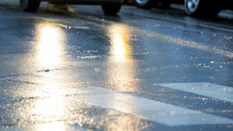 Бельчан призвали не выходить из дома: дороги превратились в каток.