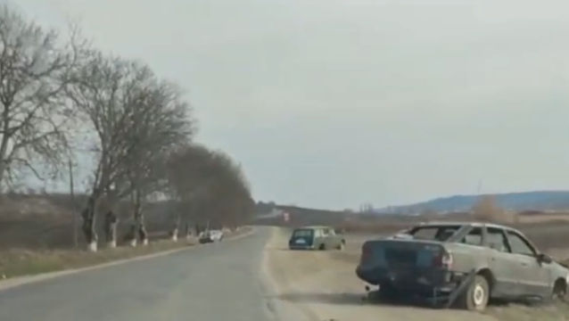 Mai multe mașini accidentate, plasate pe marginea unei șosele din țară