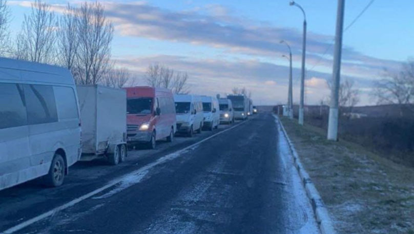 Familii de moldoveni cu copii, blocate 34 de ore la frontieră în frig