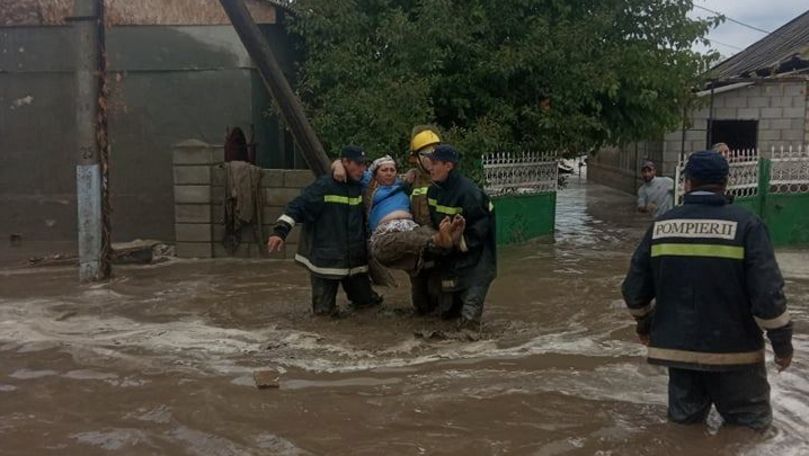 Filmări cu potopul din Găgăuzia: Pompierii au salvat copii din autobuz