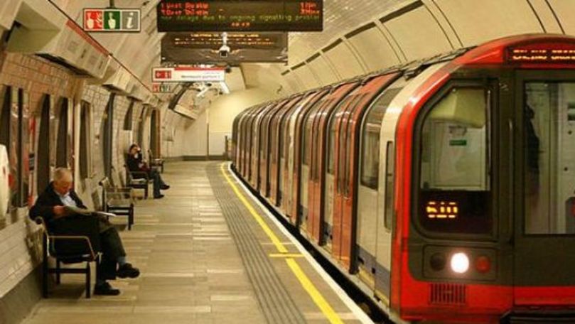 Un bărbat, filmat complet dezbrăcat în metroul din Londra. Ce făcea