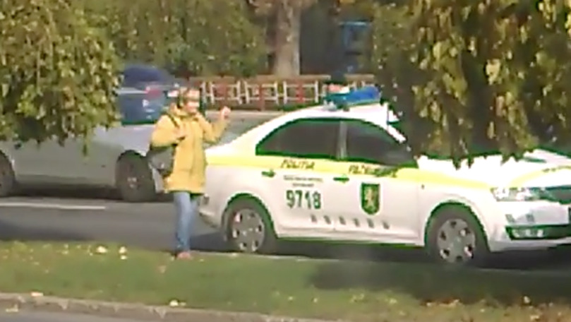 В столице пешехода оштрафовали за незаконное пересечение улицы.