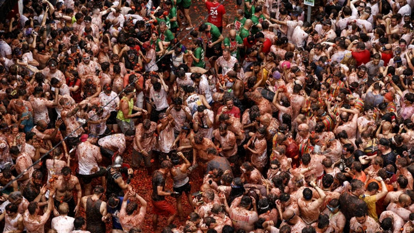 Zeci de mii de oameni s-au bătut cu roșii la un festival din Spania