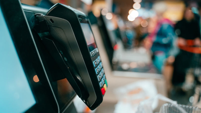 Cum e să scoți bani de pe card la magazinul din sat? Ce spun oamenii