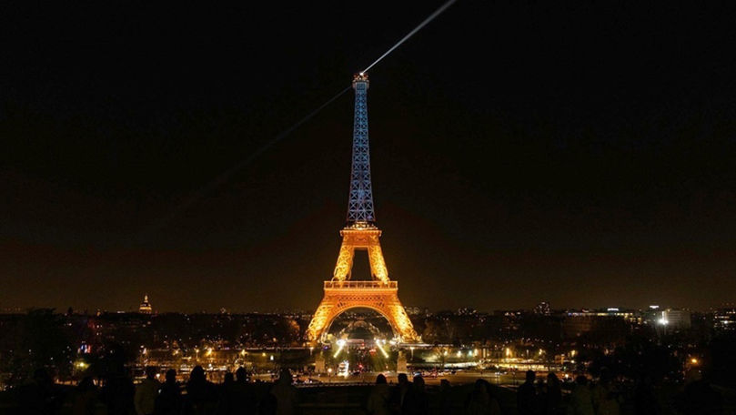 Luminile Turnului Eiffel, stinse în semn de omagiu adus Papei Francisc