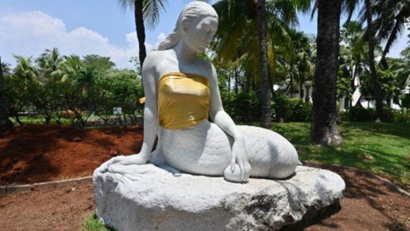 Motivul pentru care în Indonezia au fost acoperiți sânii unor statui
