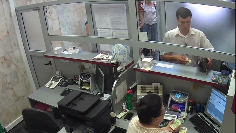 Bărbat, filmat cum fură 1.000 de dolari de la o bancă din Capitală