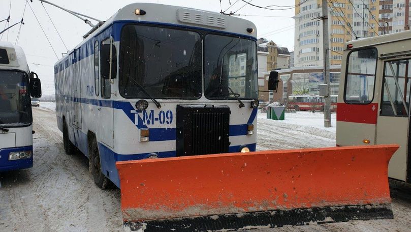 Troleibuz care deszăpezește străzile, surprins în Chișinău