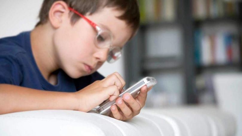 Google și Apple vor să afle cum afectează telefoanele creierele copiilor