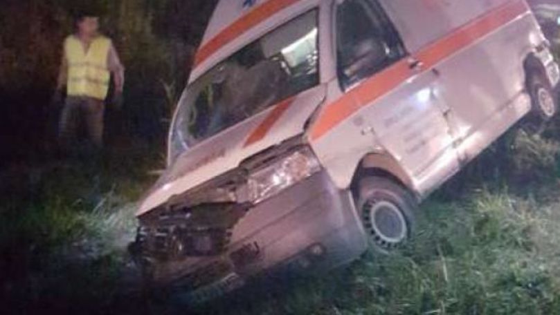 Doi răniţi după ce ambulanța s-a răsturnat: Șoferul consumase alcool