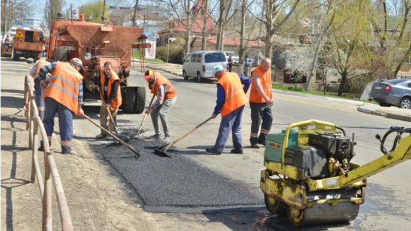 Drumarii desfășoară lucrări de plombare a străzilor din Capitală